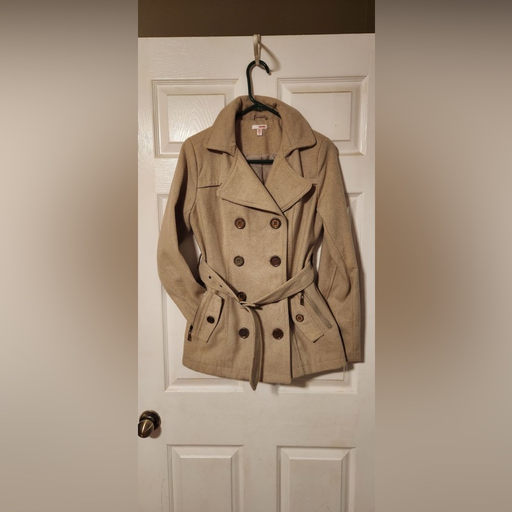 Bongo Jacket is Size Med, very soft, nice lining, zipper pockets.